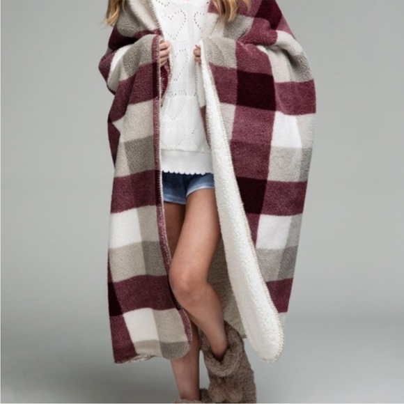 NWT Ruggine Berry blanket 100% polyester. Comfy. See pics for size. - Picture 2 of 5